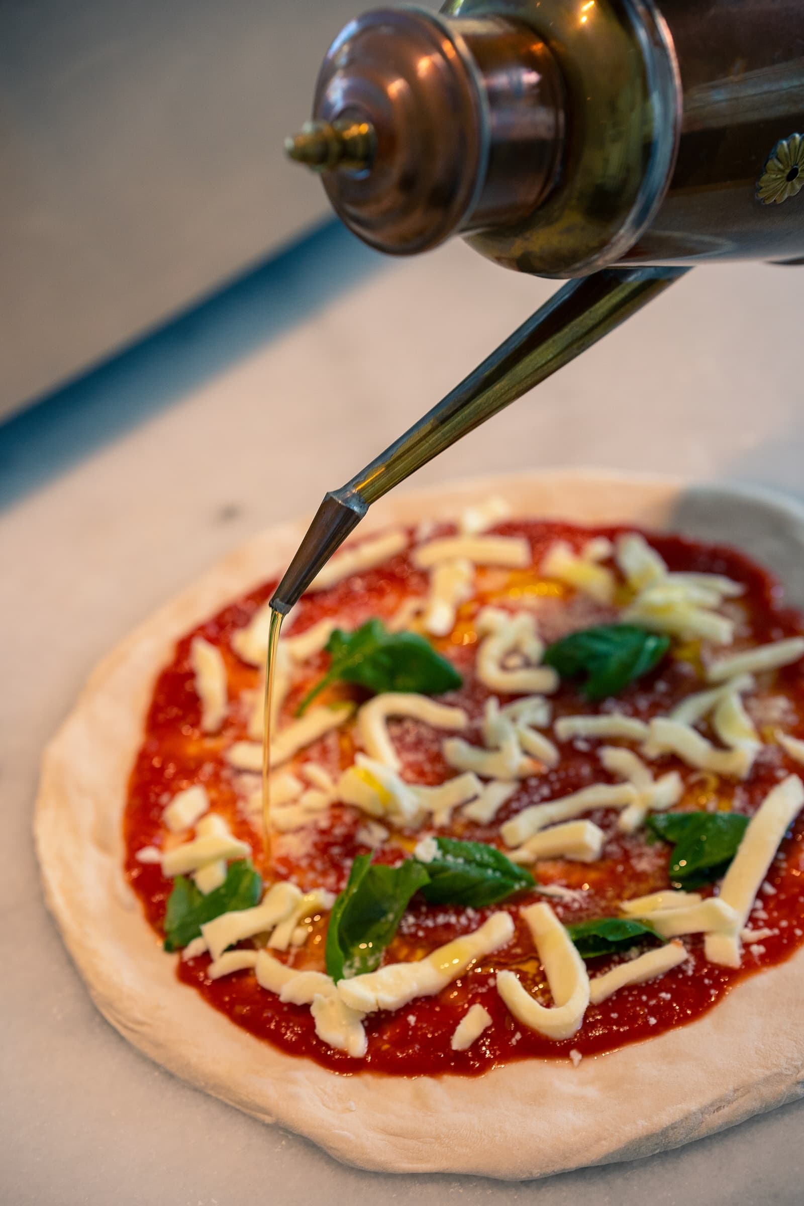 Finalização de pizza com azeite